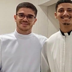 Eles largaram a igreja para assumir o relacionamento.