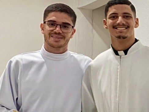 Eles largaram a igreja para assumir o relacionamento.