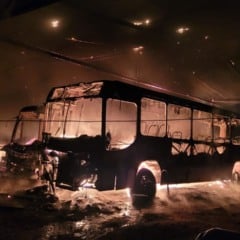 Durante a madrugada de hoje criminosos invadiram a Vila Sococó, zona rural de Moju (PA) e incendiaram ônibus e uma caminhonerte. Veja!