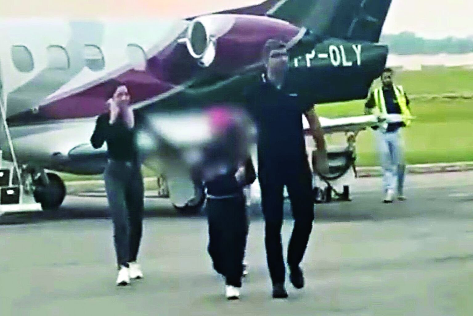 No último dia 11, Daniel Santos, a esposa dele, a deputada federal Alessandra Haber, e os filhos do casal foram flagrados embarcando e desembarcando de um jatinho matrícula PP-OLY, cedido pela Norte Ambiental Gestão e Serviços.
