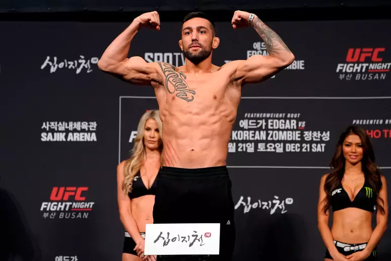 Suman Mokhtarian em pesagem para luta no UFC Foto: Jeff Bottari/Zuffa LLC/Getty Images