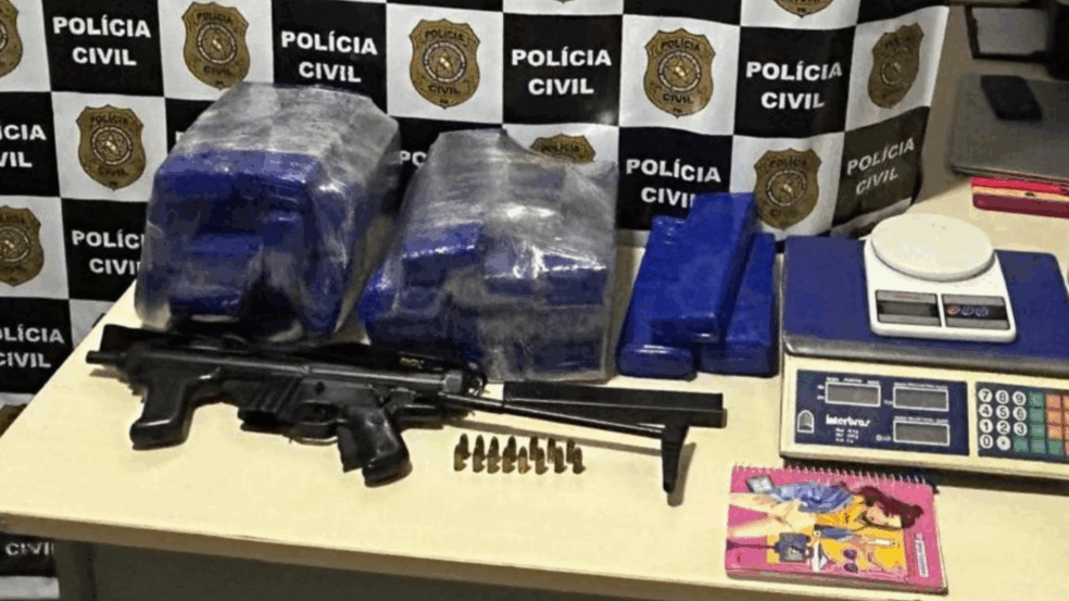 As diligências tiveram início a partir de denúncias anônimas que apontavam a existência de um ponto de venda de drogas em um condomínio no município