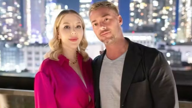 Marido de Katherine Ryan detalha efeito inusitado de lesão na virilha