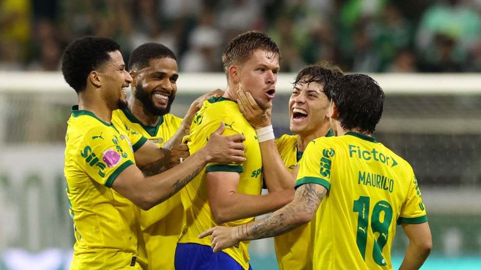 O jogador Bruno Fuchs, da SE Palmeiras, comemora seu gol contra a equipe do Red Bull Bragantino, durante partida válida pela vigésima oitava rodada, do Campeonato Brasileiro, Série A, na arena Allianz Parque. (Foto: Cesar Greco/Palmeiras/by Canon)