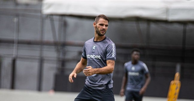 Pana Tachtsidis entende a intensidade exigida por Guto Ferreira e admite que ainda busca atingir o seu melhor nível técnico - Foto: Samara Miranda/Remo
