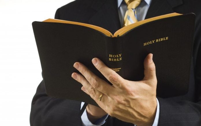 Quadrilha faturava cerca de R$ 3 milhões por ano com um call center religioso que oferecia orações em troca de dinheiro. Quadrilha faturava cerca de R$ 3 milhões por ano com um call center religioso que oferecia orações em troca de dinheiro.