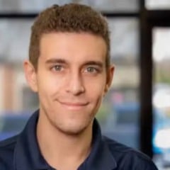 Daniel Naroditsky, mestre de xadrez dos EUA, morre aos 29 anos. Conheça sua trajetória e impacto no mundo do xadrez.