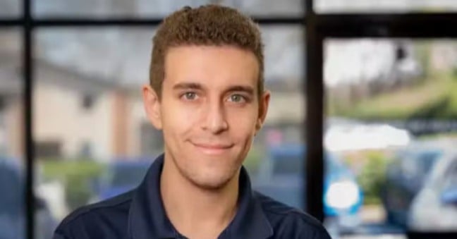 Daniel Naroditsky, mestre de xadrez dos EUA, morre aos 29 anos. Conheça sua trajetória e impacto no mundo do xadrez.
