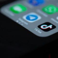 Além dos aulões, TikTok distribuirá 20 mil bolsas e premiará vídeos educativos. Foto: solenfeyissa/Unsplash