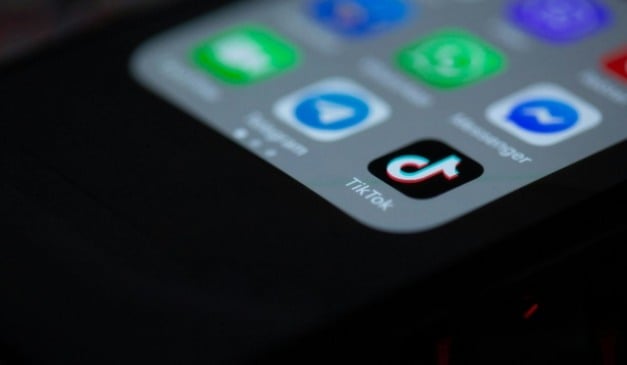 Além dos aulões, TikTok distribuirá 20 mil bolsas e premiará vídeos educativos. Foto: solenfeyissa/Unsplash