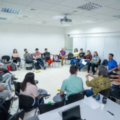 O processo seletivo inclui análise documental, avaliação do currículo e do plano de trabalho, entrevista e teste de inglês.