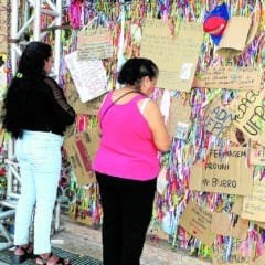 Fé e gratidão na Basílica: devotos transformam gradil de Nazaré em mural de promessas