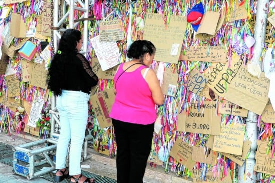 Fé e gratidão na Basílica: devotos transformam gradil de Nazaré em mural de promessas