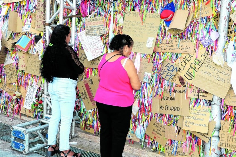 Fé e gratidão na Basílica: devotos transformam gradil de Nazaré em mural de promessas