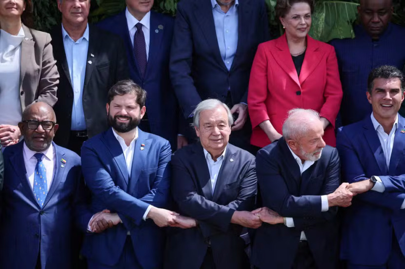 De mãos dadas, líderes mundiais posam para “foto de família” da pré-COP 30