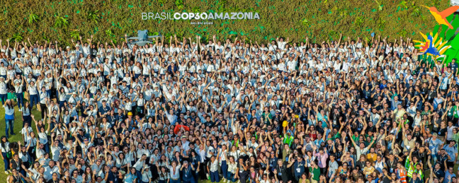 Presidente da República, Luiz Inácio Lula da Silva, posa para fotografia com Voluntárias e Voluntários da COP30, no Parque da Cidade. Belém - PA. Foto: Ricardo Stuckert / PR