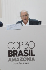 Geraldo Alckmin fala a jornalistas na abertura da última semana da COP30, em Belém, destacando avanços climáticos e temas comerciais.