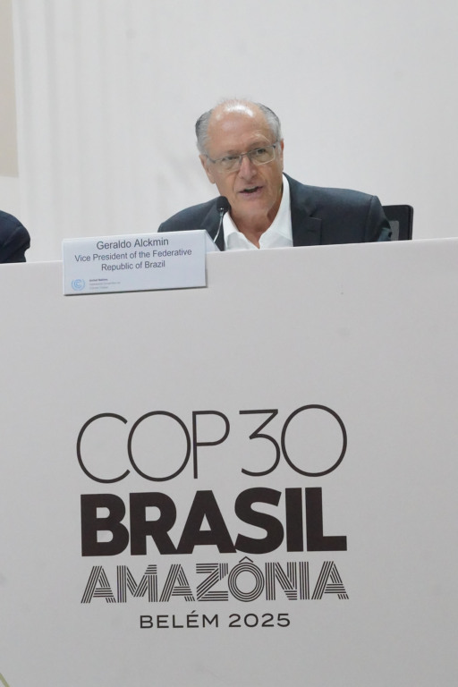 Geraldo Alckmin fala a jornalistas na abertura da última semana da COP30, em Belém, destacando avanços climáticos e temas comerciais.