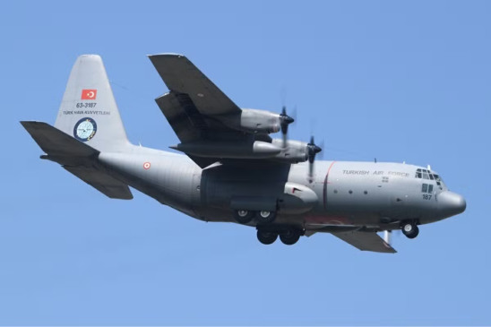 Avião militar turco C-130 cai na Geórgia com 20 ocupantes. Entenda o contexto e as repercussões do acidente.
