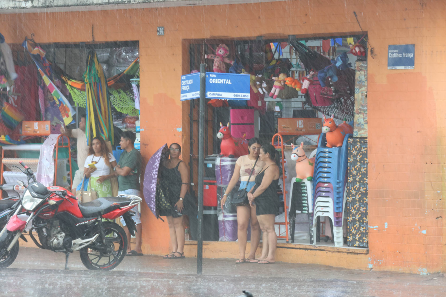 Vento vira guarda-chuvas e ruas somem na água: imagens do temporal em Belém chocam Foto: Octavio Cardoso/ Diário do Pará Vento vira guarda-chuvas e ruas somem na água: imagens do temporal em Belém chocam Foto: Octavio Cardoso/ Diário do Pará