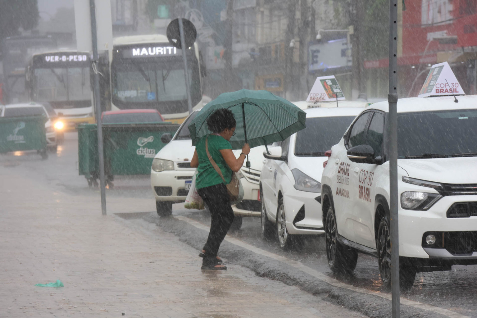 Vento vira guarda-chuvas e ruas somem na água: imagens do temporal em Belém chocam Foto: Octavio Cardoso/ Diário do Pará Vento vira guarda-chuvas e ruas somem na água: imagens do temporal em Belém chocam Foto: Octavio Cardoso/ Diário do Pará