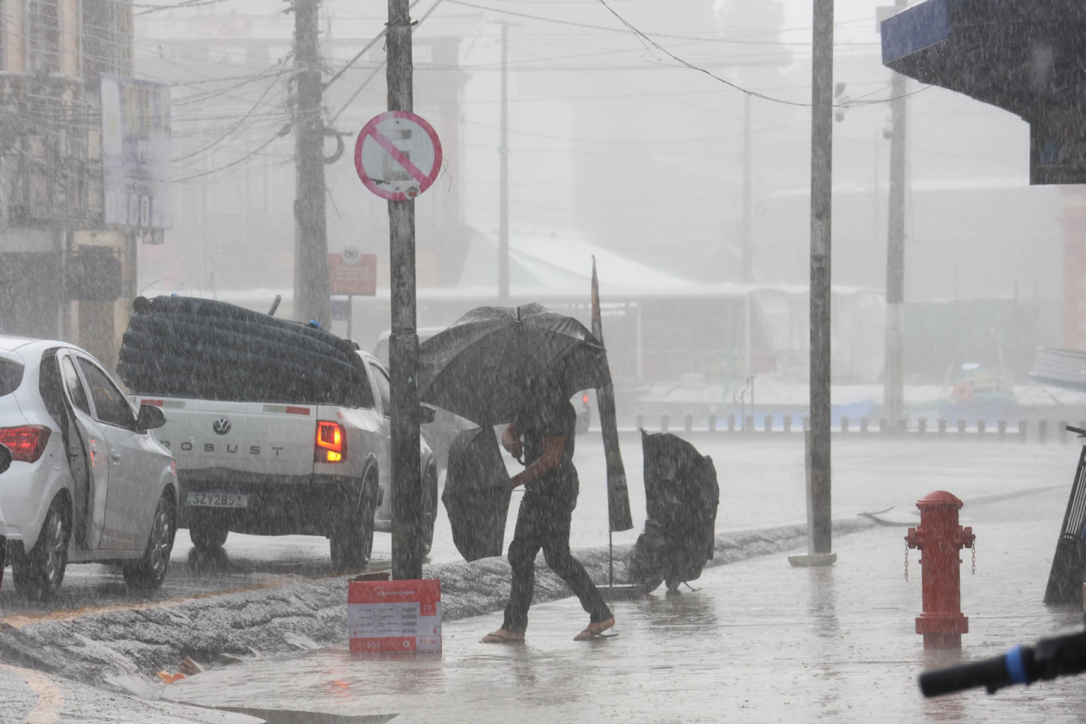Vento vira guarda-chuvas e ruas somem na água: imagens do temporal em Belém chocam Foto: Octavio Cardoso/ Diário do Pará Vento vira guarda-chuvas e ruas somem na água: imagens do temporal em Belém chocam Foto: Octavio Cardoso/ Diário do Pará
