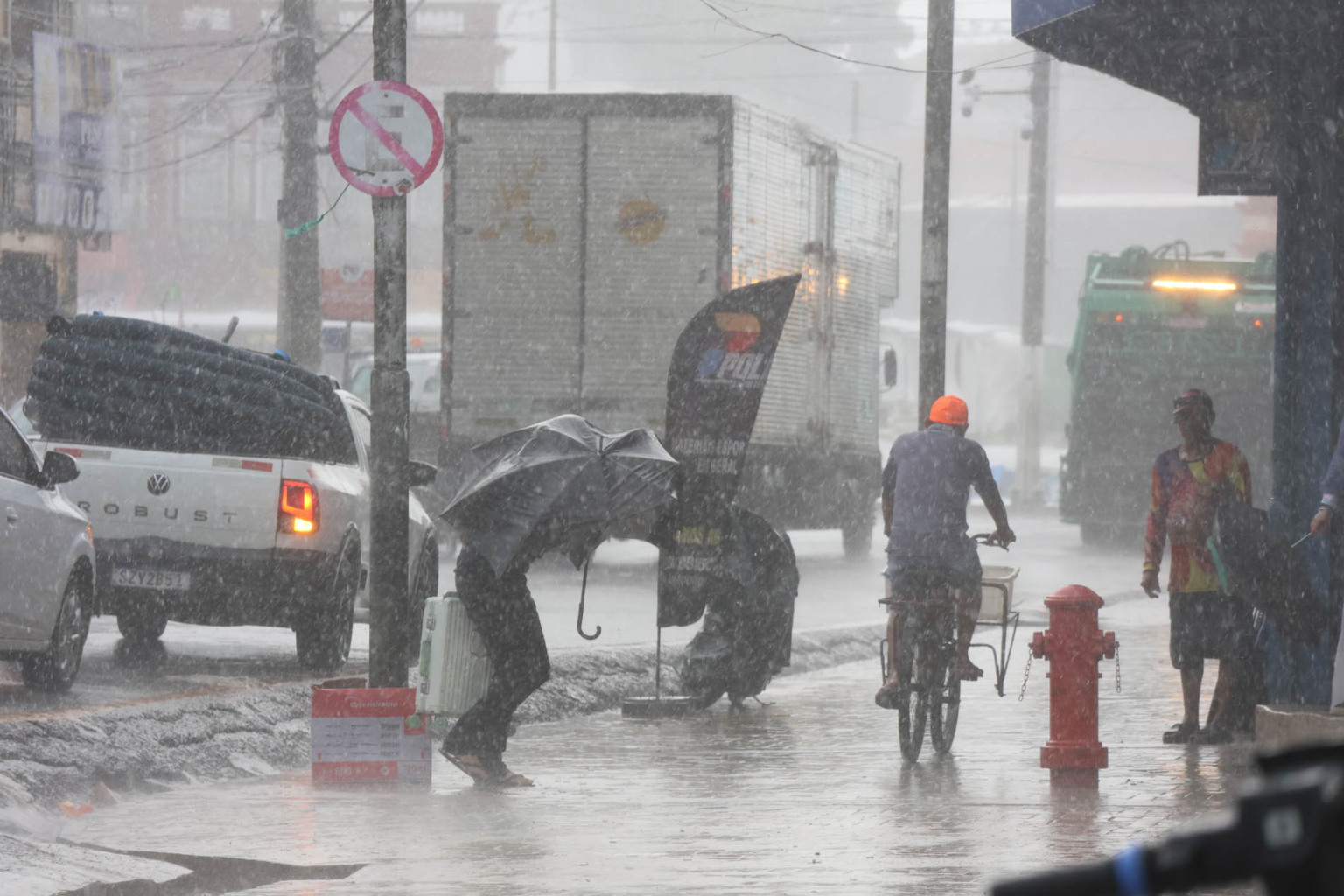 Vento vira guarda-chuvas e ruas somem na água: imagens do temporal em Belém chocam Foto: Octavio Cardoso/ Diário do Pará Vento vira guarda-chuvas e ruas somem na água: imagens do temporal em Belém chocam Foto: Octavio Cardoso/ Diário do Pará