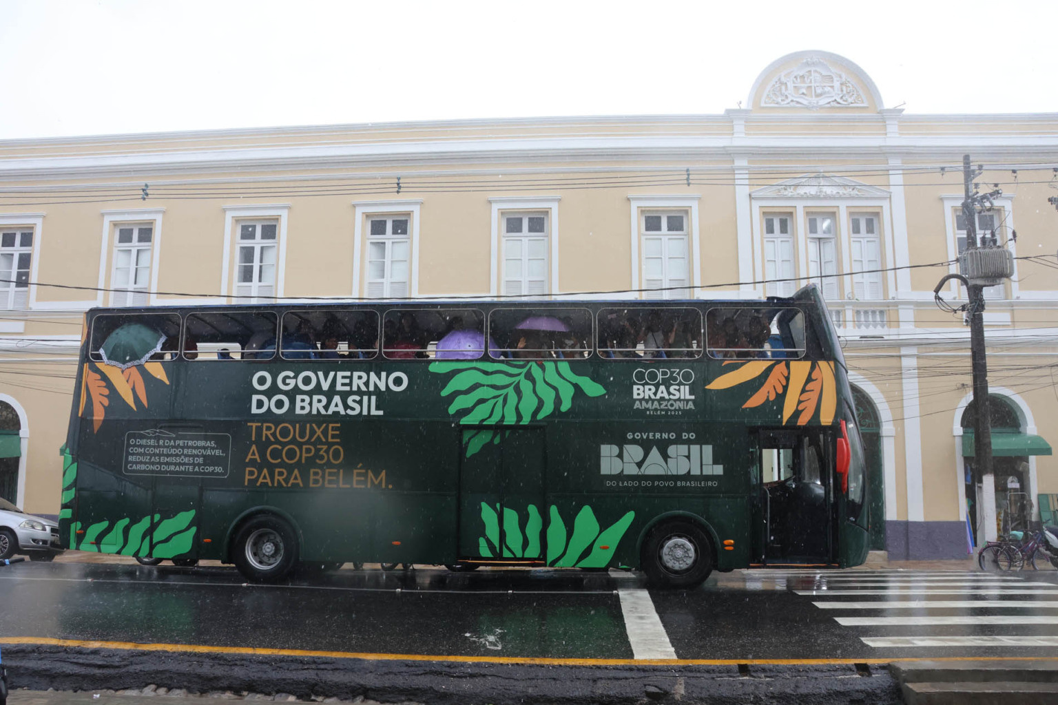 Vento vira guarda-chuvas e ruas somem na água: imagens do temporal em Belém chocam Foto: Octavio Cardoso/ Diário do Pará Vento vira guarda-chuvas e ruas somem na água: imagens do temporal em Belém chocam Foto: Octavio Cardoso/ Diário do Pará