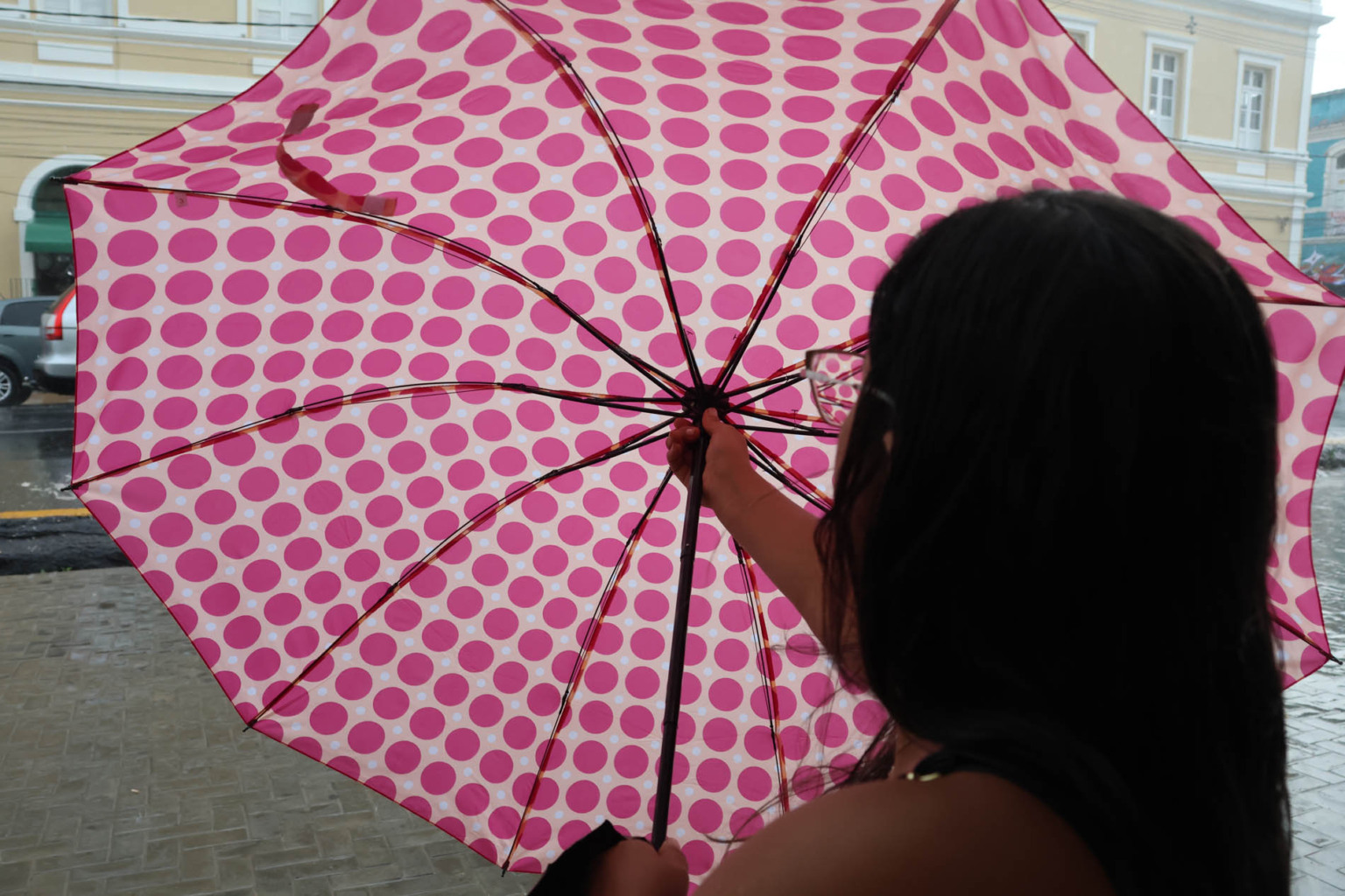 Vento vira guarda-chuvas e ruas somem na água: imagens do temporal em Belém chocam Foto: Octavio Cardoso/ Diário do Pará Vento vira guarda-chuvas e ruas somem na água: imagens do temporal em Belém chocam Foto: Octavio Cardoso/ Diário do Pará