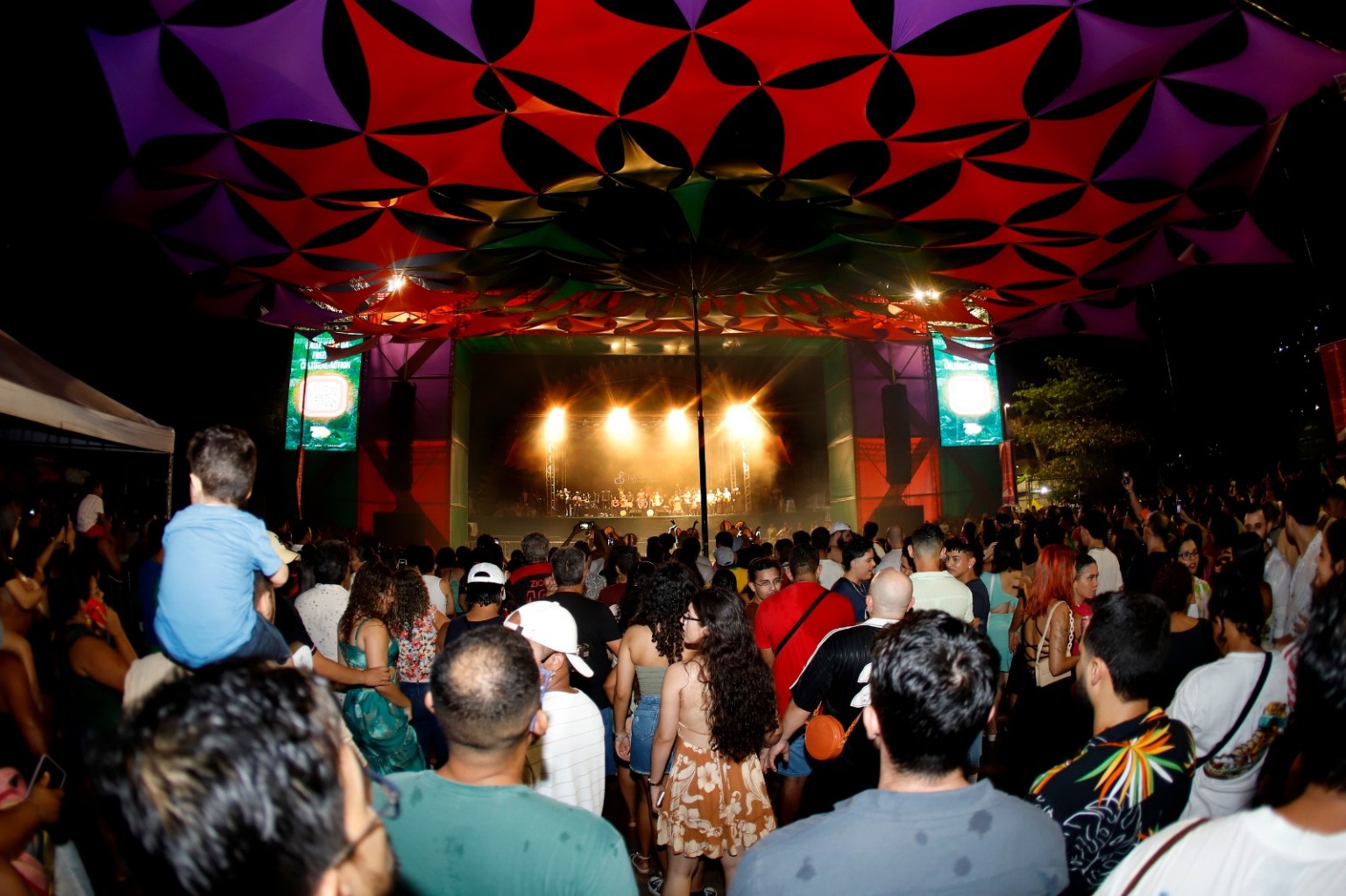 Espaço na Praça da Bandeira reúne arte, música e vozes da sociedade civil durante a conferência mundial do clima. Fotos: Wagner Almeida Espaço na Praça da Bandeira reúne arte, música e vozes da sociedade civil durante a conferência mundial do clima. Fotos: Wagner Almeida