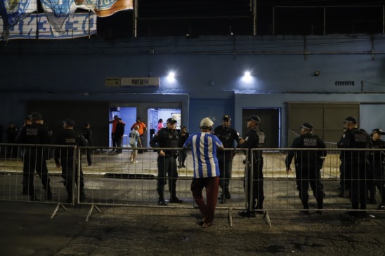 Em clima de frustração, mas com amor inabalável, bicolores se reuniram na Curuzu para apoiar o Papão e pedir renovação total no clube após a queda à Série C.