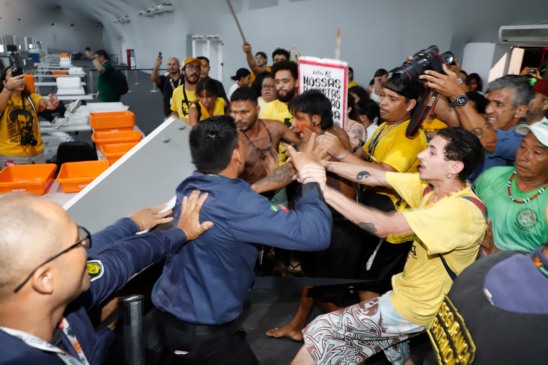 Manifestantes invadem entrada da Blue Zone durante saída de governador da Califórnia na COP30. Fotos: Mauro Ângelo