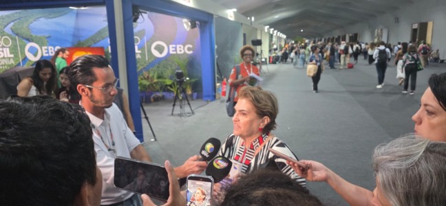 Márcia Lopes, ministra das Mulheres, durante entrevista na Blue Zone da COP30, em Belém.
