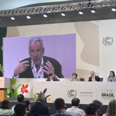 Em coletiva no Pavilhão da Amazônia, André Corrêa do Lago anuncia que negociações seguirão pela madrugada para viabilizar o Pacote Belém.