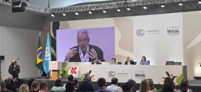 Em coletiva no Pavilhão da Amazônia, André Corrêa do Lago anuncia que negociações seguirão pela madrugada para viabilizar o Pacote Belém.