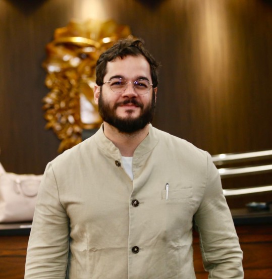 O deputado Túlio Gadêlha durante participação no debate sobre marcos legais e descarbonização acelerada, na Alepa, durante a COP30 - foto de Baltazar Costa.