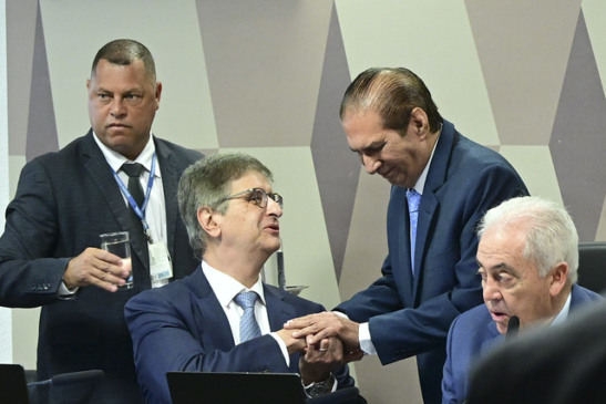 Jader Barbalho cumprimenta Paulo Gonet. Crédito: Senado