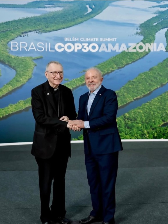 Cardeal secretário de Estado Pietro Parolin posa com o presidente Lula em Belém. Foto: Ricardo Stuckert