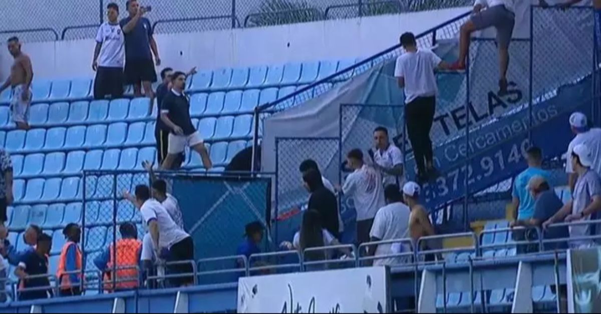 Remo perdeu no campo e torcida ainda fez vergonha na arquibancada - Foto: Reprodução ESPN Remo perdeu no campo e torcida ainda fez vergonha na arquibancada - Foto: Reprodução ESPN