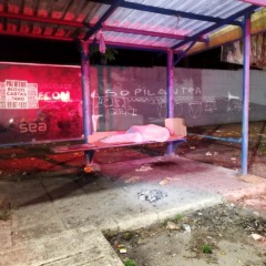 Na cidade de Castanhal, um morador em situação de rua foi assassinado enquanto dormia em uma parada de ônibus.