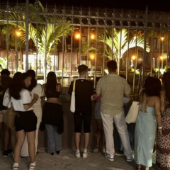 O cantor está na capital da COP30 e fez a alegria de fãs que foram em frente ao hotel em que ele está hospedado.. Foto: Pedro Valdez