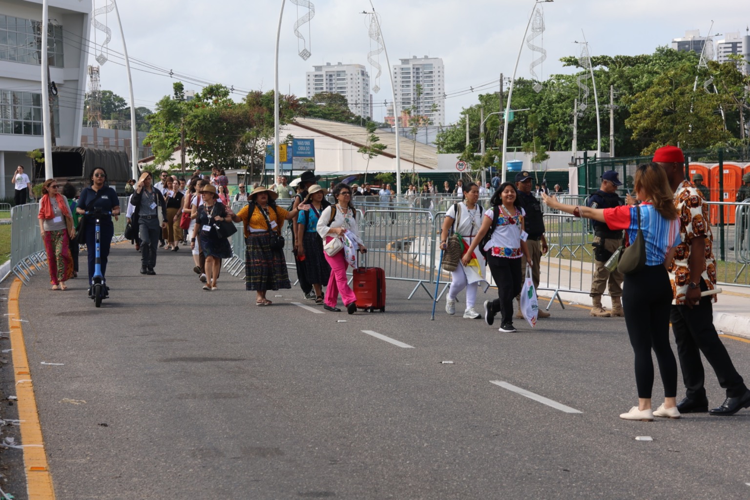 Nos bastidores da COP30: ônibus, filas e encontros improváveis. Fotos: Irene Almeida Nos bastidores da COP30: ônibus, filas e encontros improváveis. Fotos: Irene Almeida