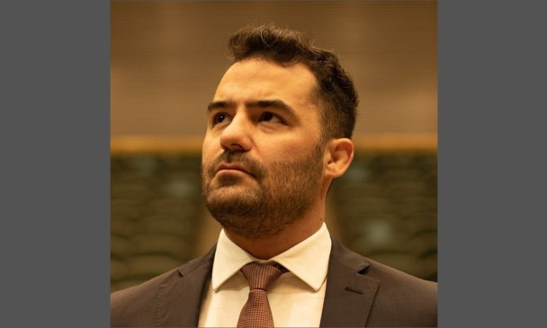 Arthur do Val não tem mais mandato, mas ainda tem câmera e Wi-Fi — e, no mundo invertido das redes, isso basta para continuar sendo notícia.