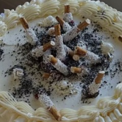 Lauren Klas, dona da Tiny Kitchen NYC, viraliza com bolo que imita um cinzeiro. Foto: Reprodução