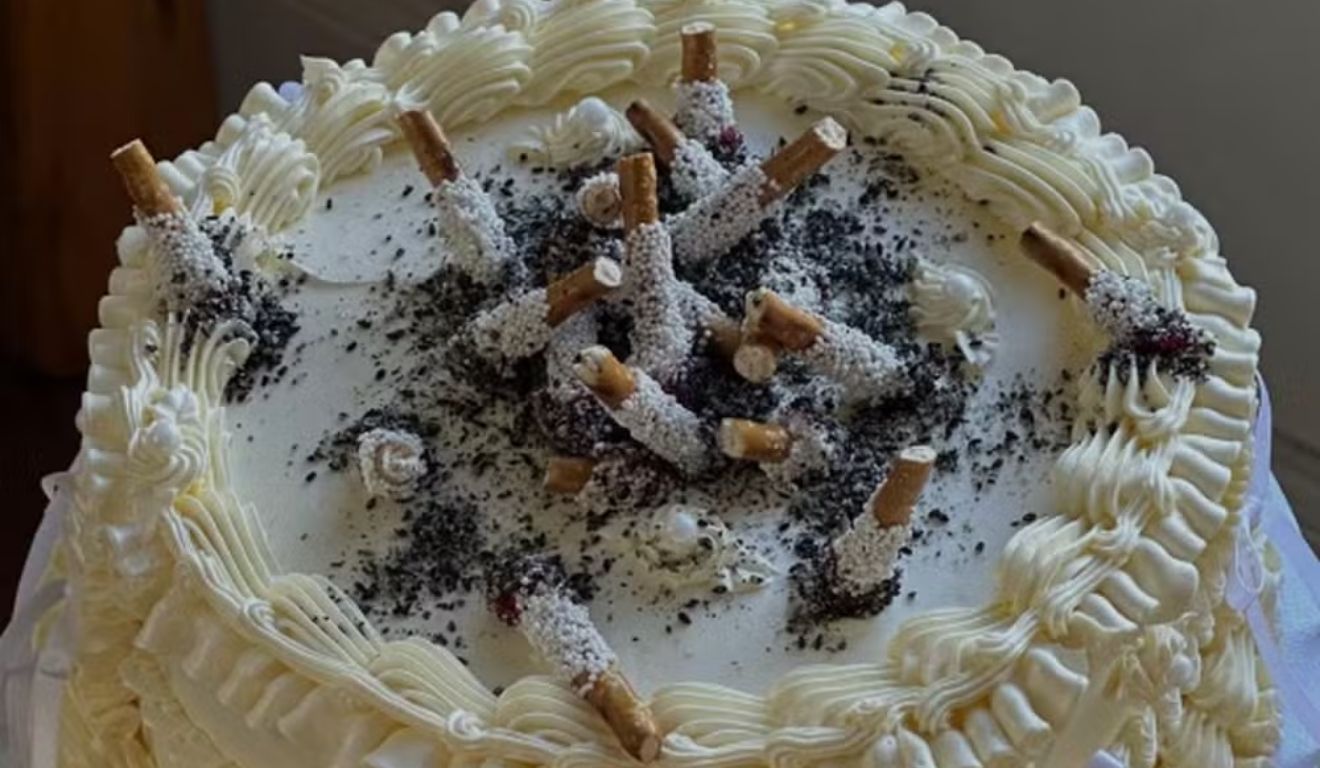 Lauren Klas, dona da Tiny Kitchen NYC, viraliza com bolo que imita um cinzeiro. Foto: Reprodução