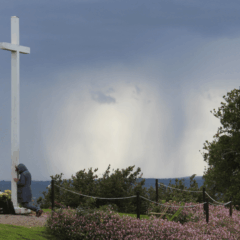 Cruz erguida no local das supostas aparições, em Dozule / Foto: Cyrille161 via Wikimedia Commons