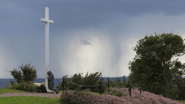 Cruz erguida no local das supostas aparições, em Dozule / Foto: Cyrille161 via Wikimedia Commons