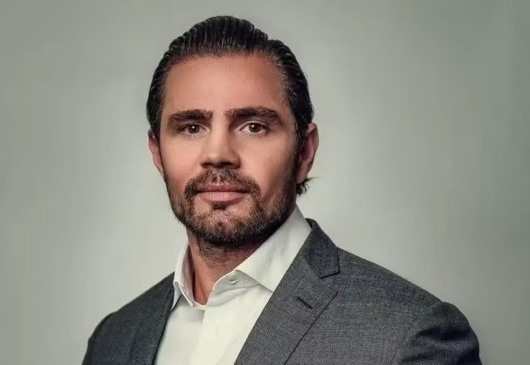 Liquidação do Banco Master

Na mesma manhã, o Banco Central decretou a liquidação extrajudicial do Banco Master, medida que inviabiliza o avanço das negociações para venda da instituição ao Grupo Fictor, anunciadas ainda nesta semana.

A liquidação (que também atinge a corretora de câmbio ligada ao banco) foi assinada pelo presidente do BC, Gabriel Galípolo. O mercado já demonstrava preocupação com o modelo de negócios do Master desde setembro, quando o regulador vetou a aquisição do banco pelo BRB. Analistas apontavam que a instituição oferecia papéis garantidos pelo FGC com remunerações bem acima da média, chamando atenção para os riscos operacionais.

Investigação

As apurações começaram em 2024, a partir de encaminhamento do Ministério Público Federal. O foco é a suposta fabricação de carteiras de crédito sem lastro, que teriam sido vendidas a outra instituição financeira. Após fiscalização do Banco Central, os ativos foram trocados por outros sem avaliação técnica adequada.

A CNN Brasil informou que ainda busca contato com representantes do Banco Master e com a defesa de Daniel Vorcaro. O espaço permanece aberto para manifestação.

 