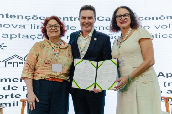 Ministro Jader Filho destaca importância do SINIDU+Clima durante assinatura de cooperação técnica na COP30, em Belém.