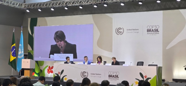 O ministro das Cidades, Jader Filho, durante coletiva da COP30, defende mais financiamento direto para governos locais e reforça que a conferência deve ser também a “COP das Cidades”.